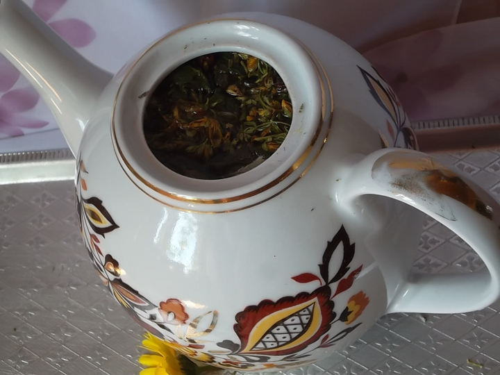 Травяной чай с мелиссой и зверобоем