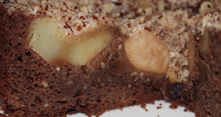 Шоколадно-ореховый пирог с грушами