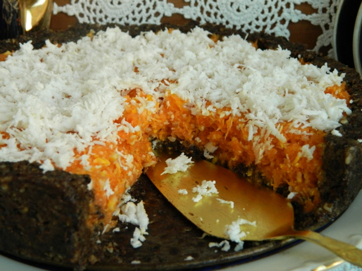 Сыроедческий морковный торт