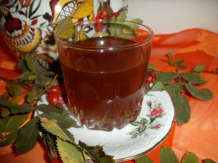 Чай из плодов шиповника с мелиссой