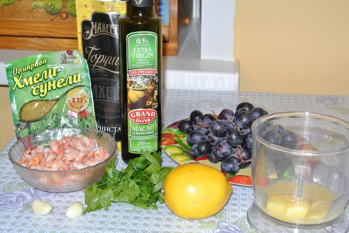 Салат с креветками и виноградом