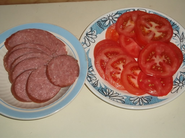 Кабачки, запеченные с помидорами и салями