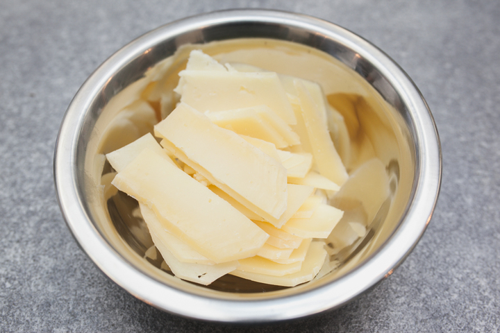 Листовой салат с грушей и сыром