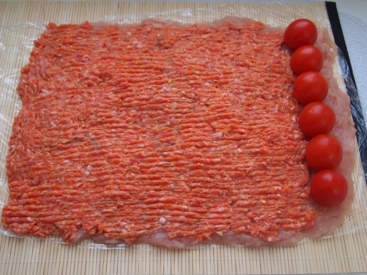 Мясной рулет с помидорами черри