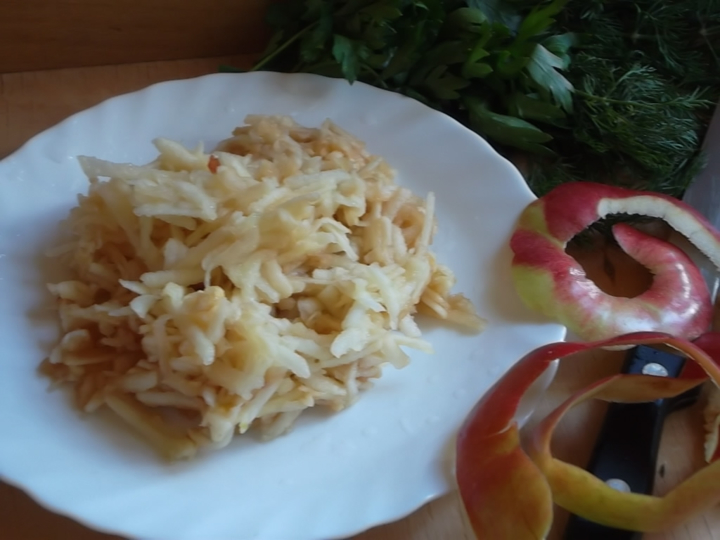 Салат с редисом и яблоком