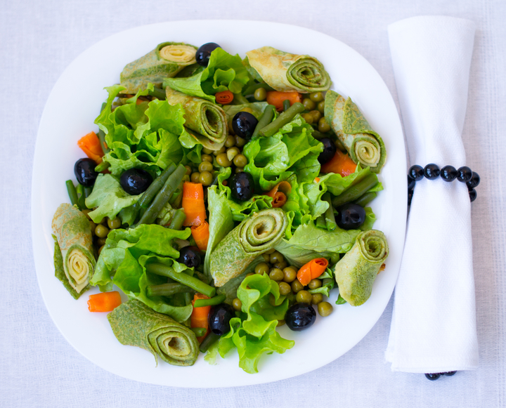 Овощной салат с зелеными блинчиками